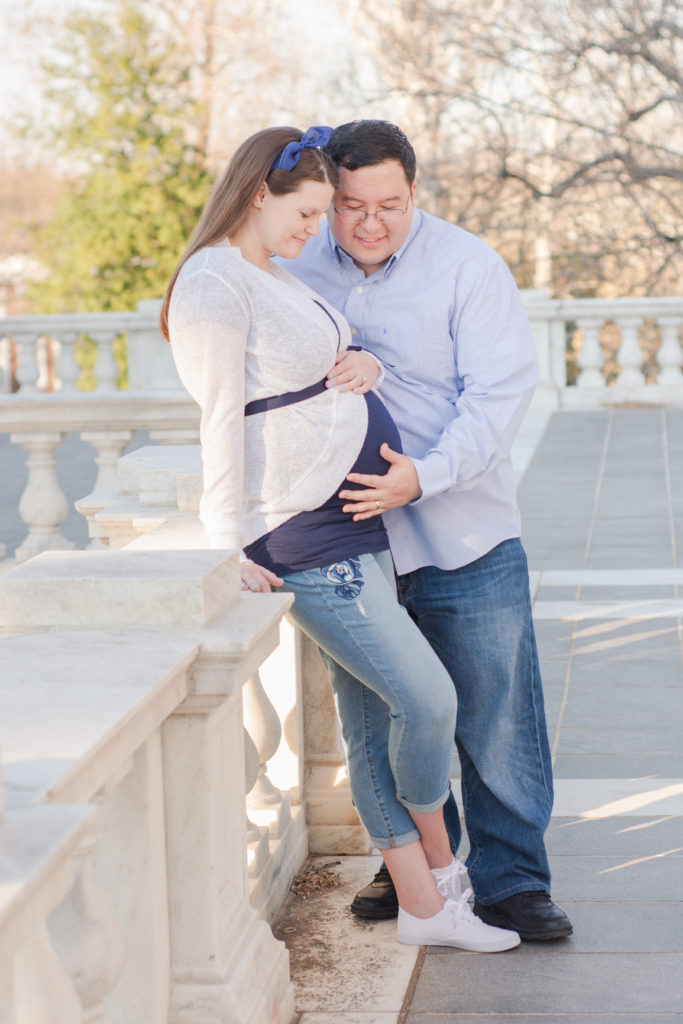 maternity photo of husband and wife