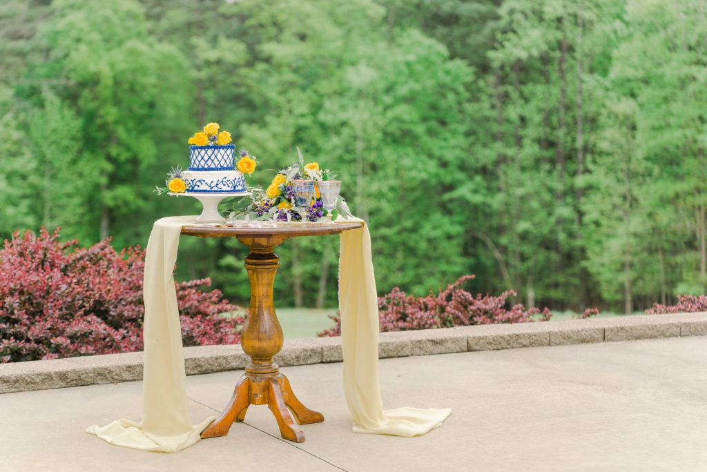 Wedding cake tablescape in outdoor setting - yellow and blue color scheme