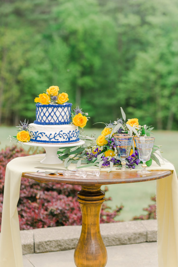 wedding cake tablescape  in outdoor setting