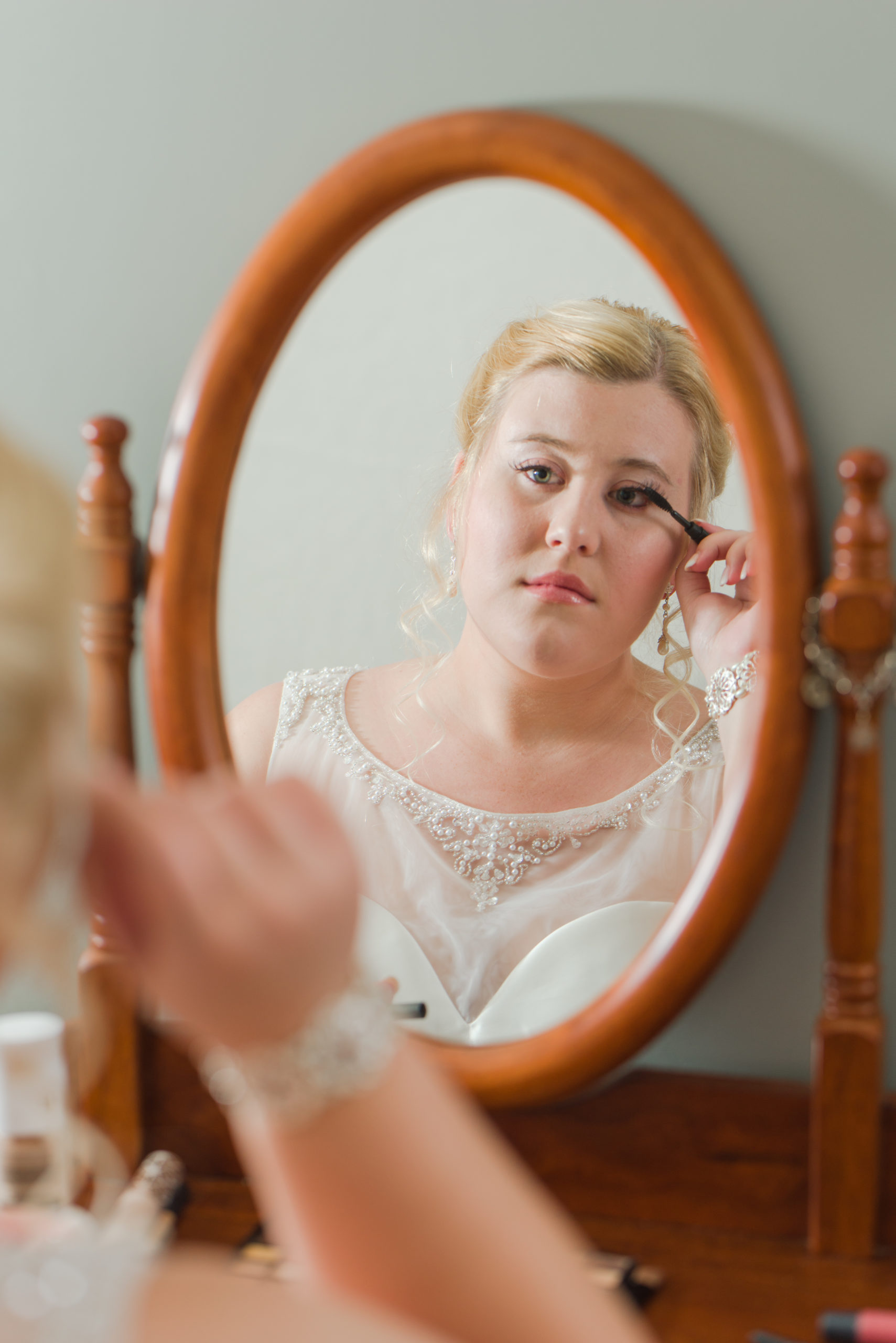 bride applying mascara
