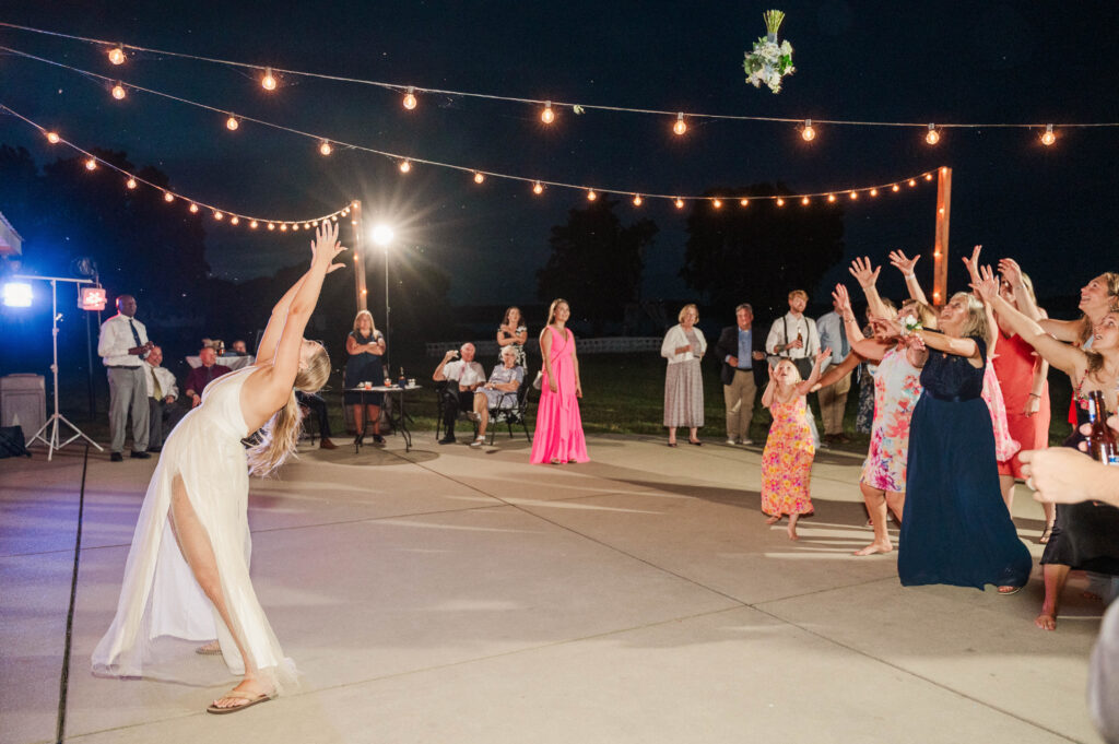 bouquet toss at Cousiac Manor