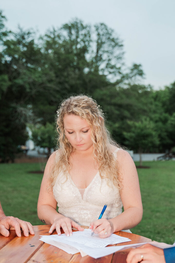 Couple signing the marraige certificate