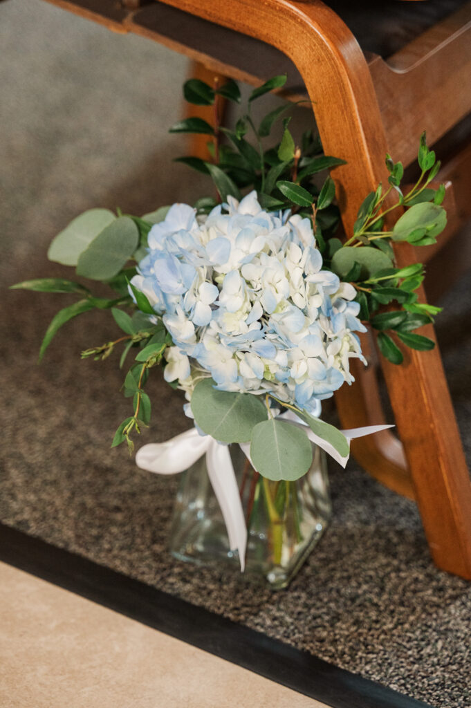 flowers for pew at catholic wedding