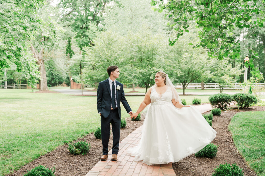 bride & groom portraits at Virginia Cliffe Inn