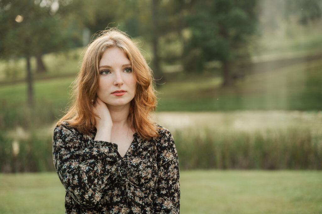 Raichyl with a serious expression in front of the fountain