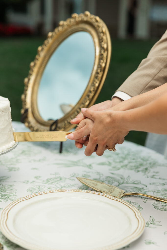 couple cutting the cake